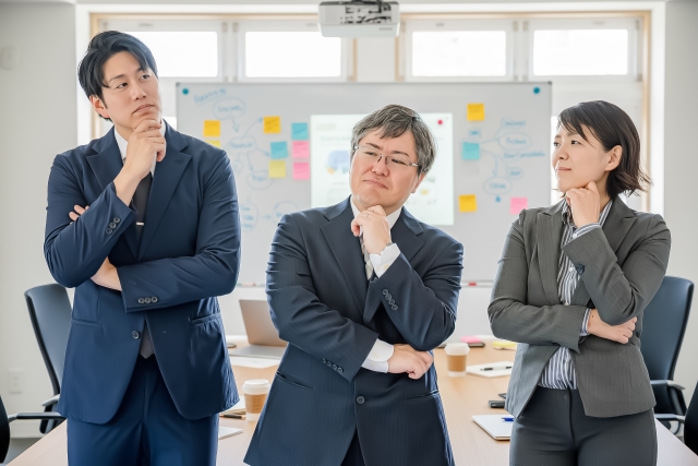 不満な顔をするスタッフ達