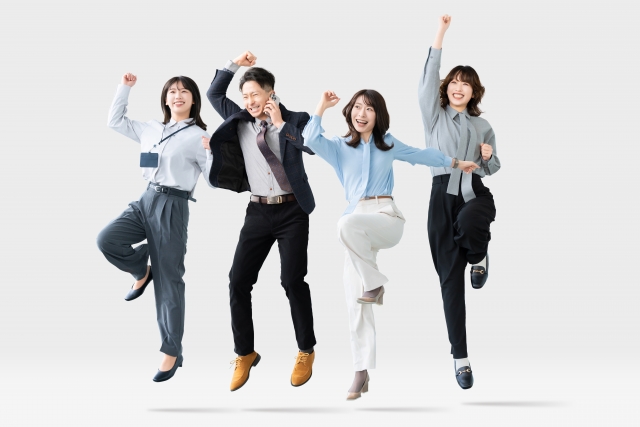 チームでジャンプするイメージ