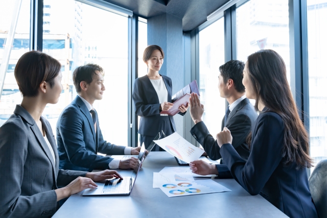 ビジネスシーンの会議