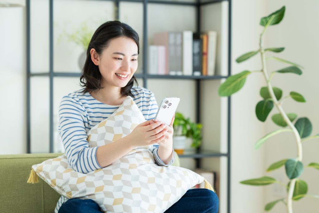 スマホを見る人