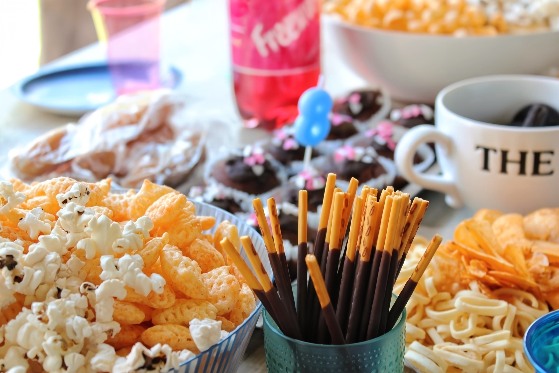 テーブルに並んだお菓子