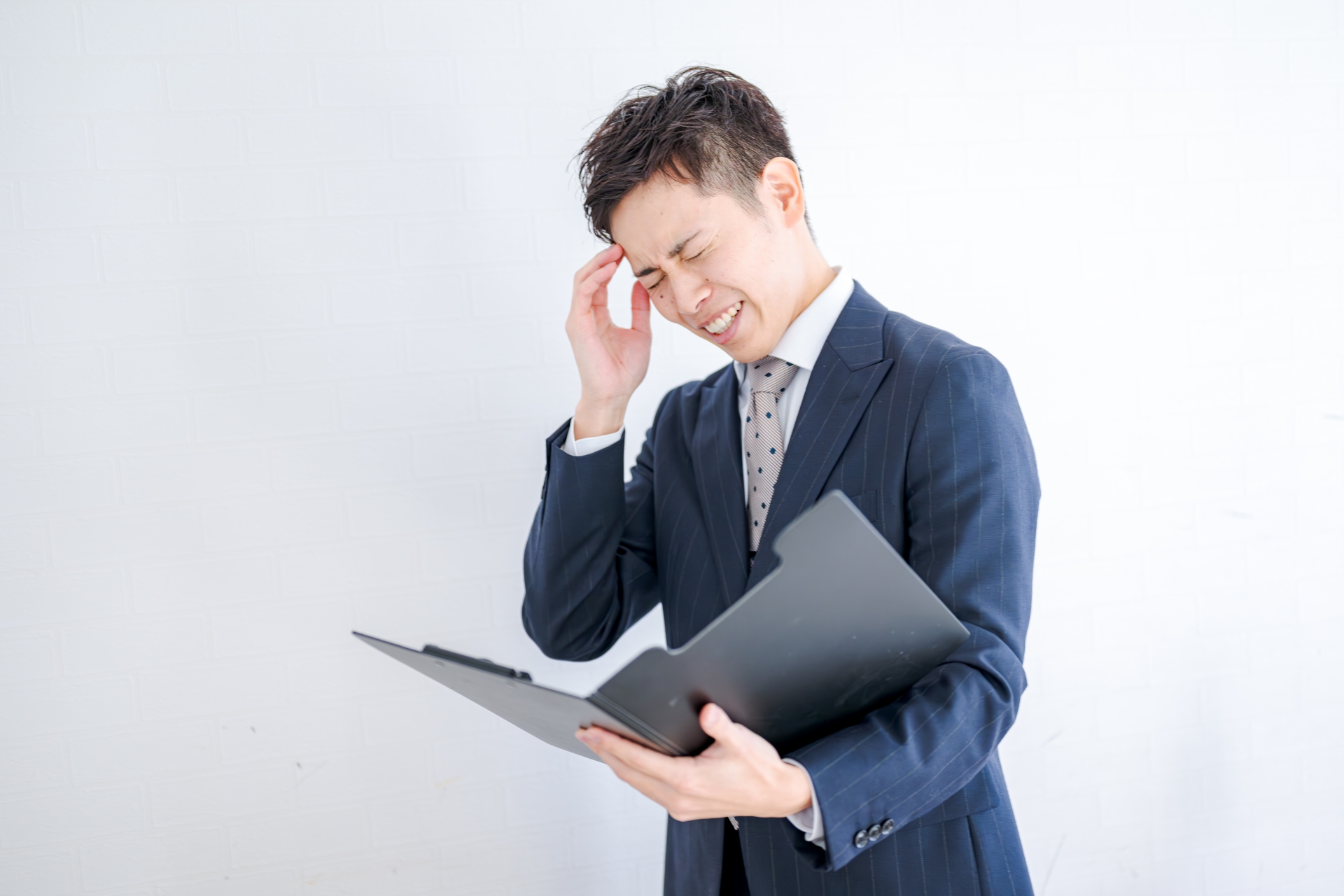 営業マンが悩んでいるイメージ