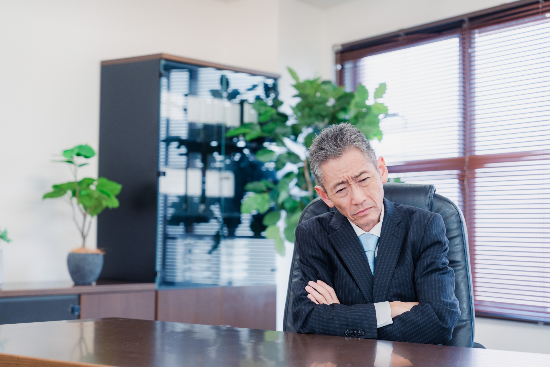 １人で頑張って悩んでいるイメージ