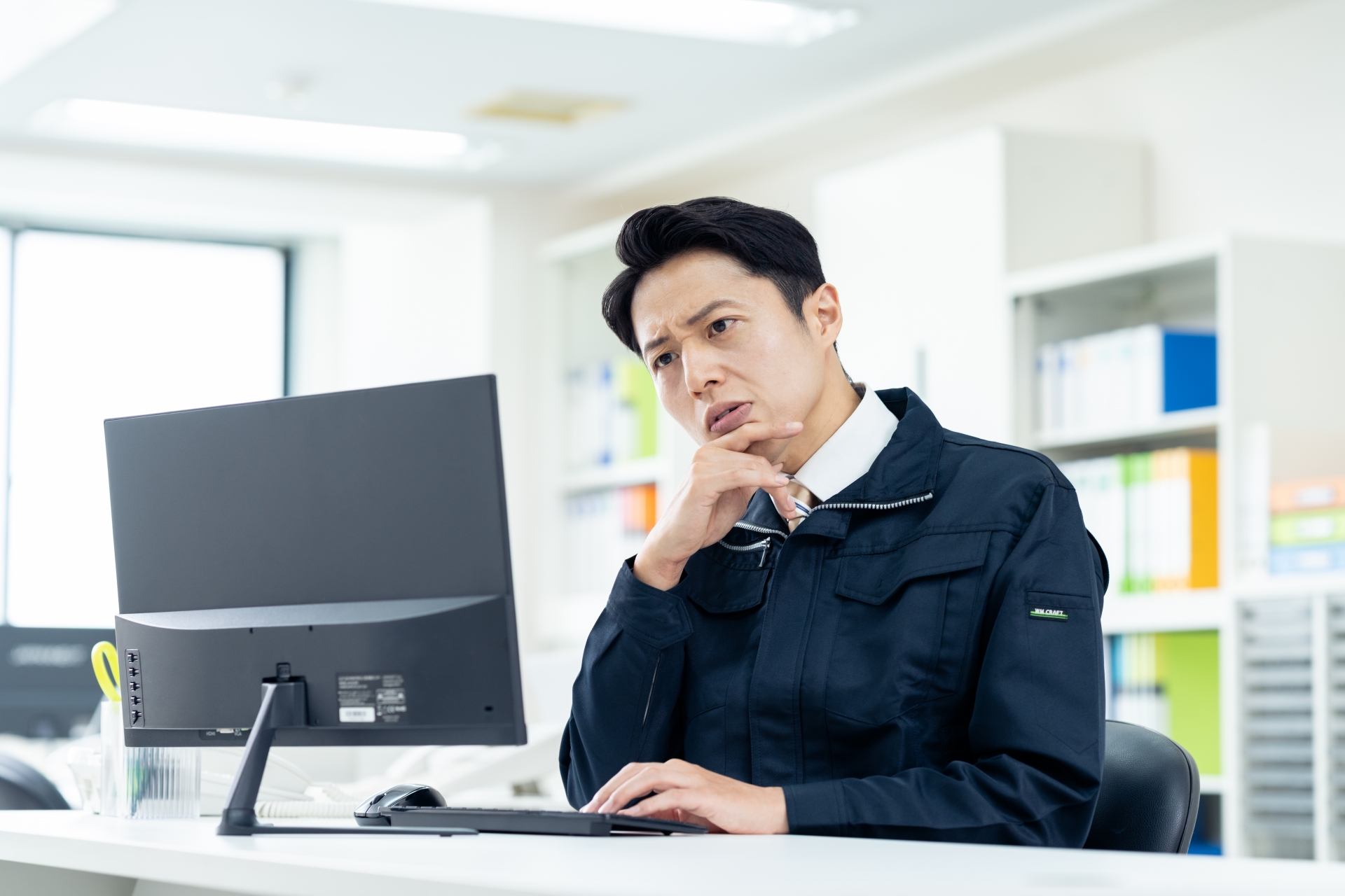 悩む自動車技術者のイメージ