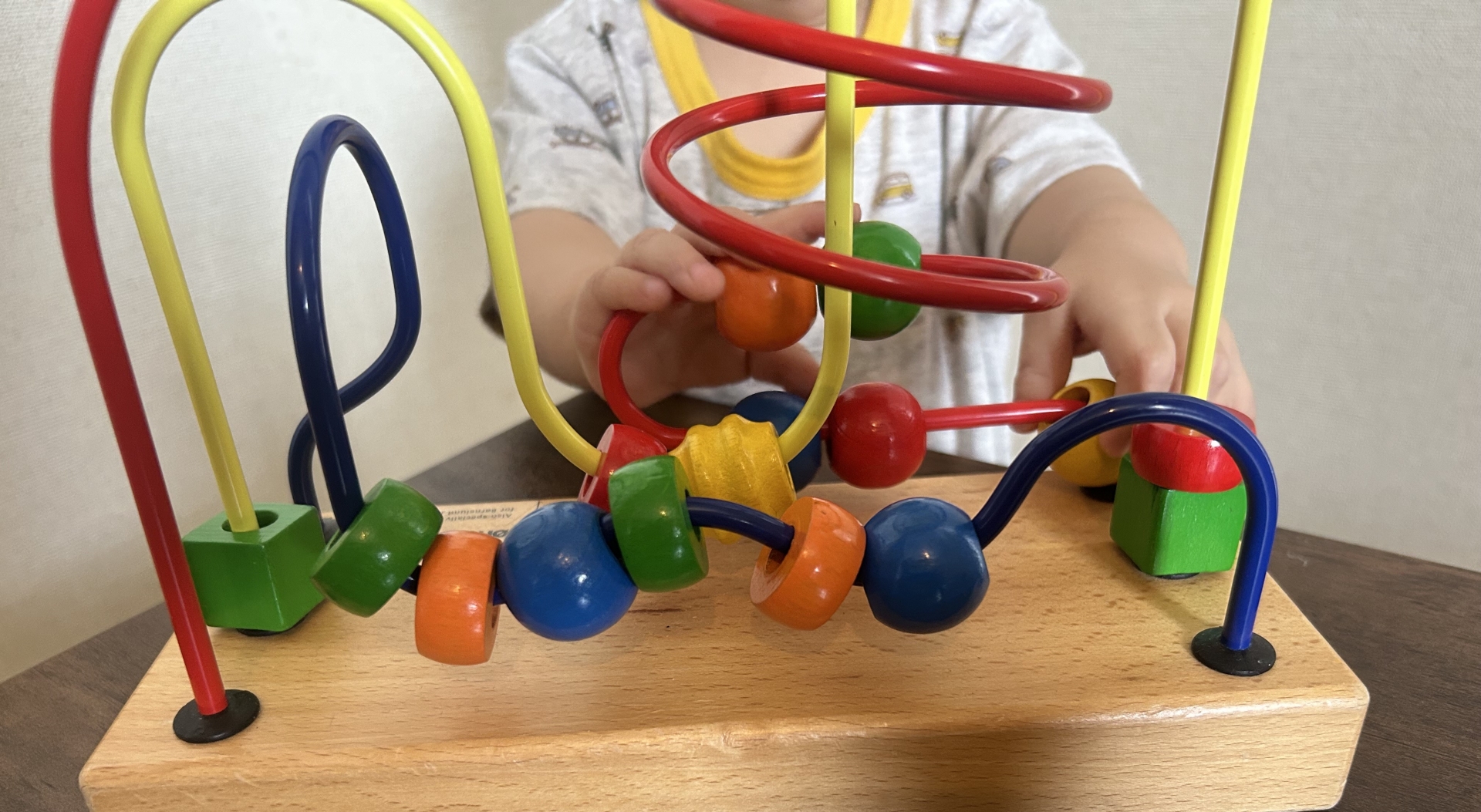 知育玩具で遊ぶ子どものイメージ