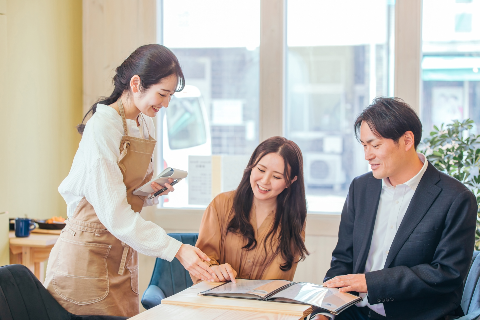 飲食店の接客風景