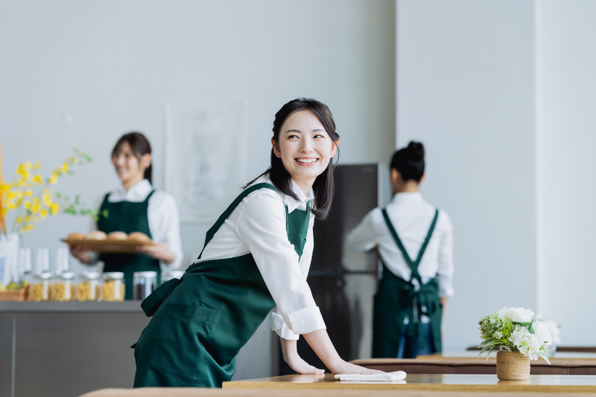 カフェで働く女性のイメージ